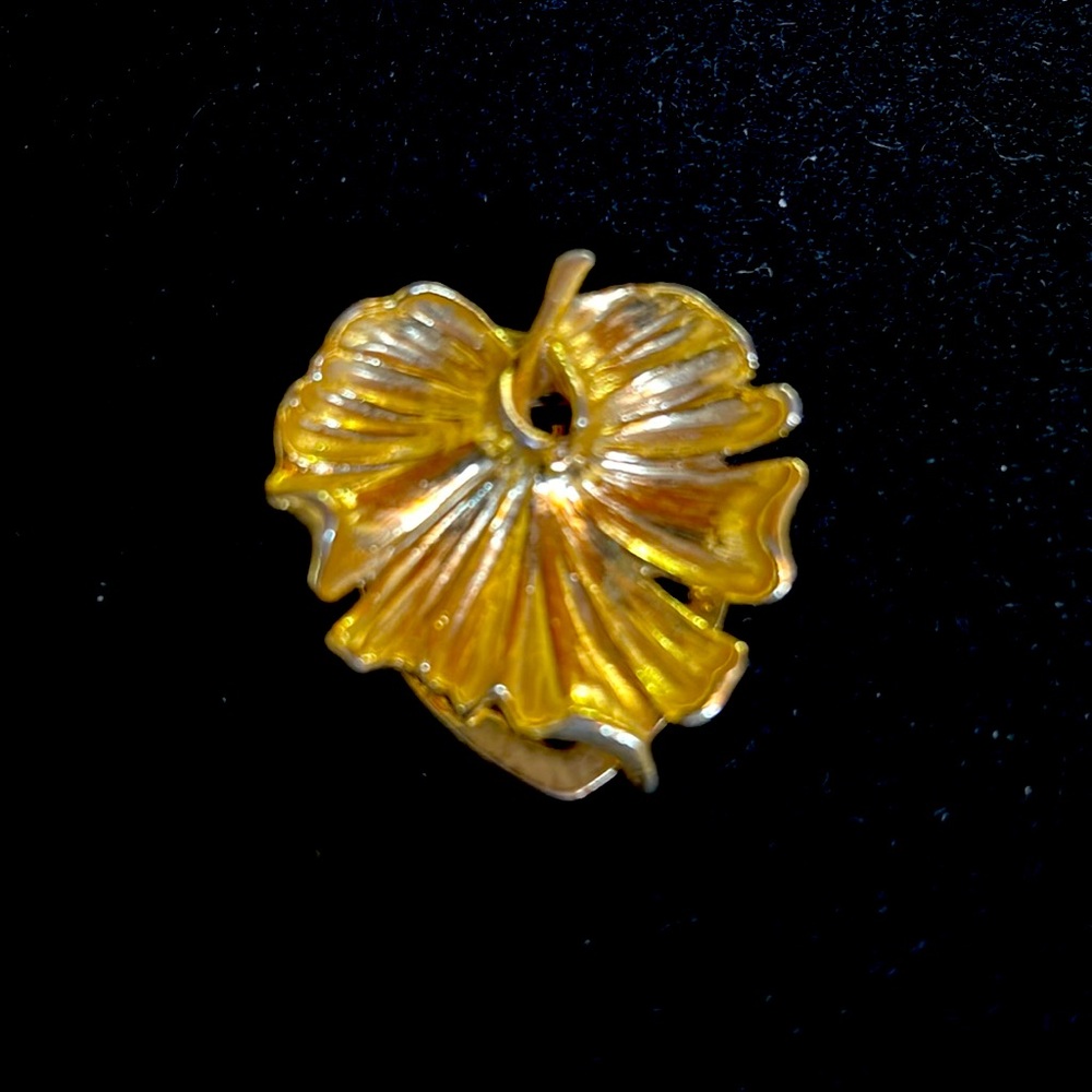 Vintage goldtone leaf scarf clip